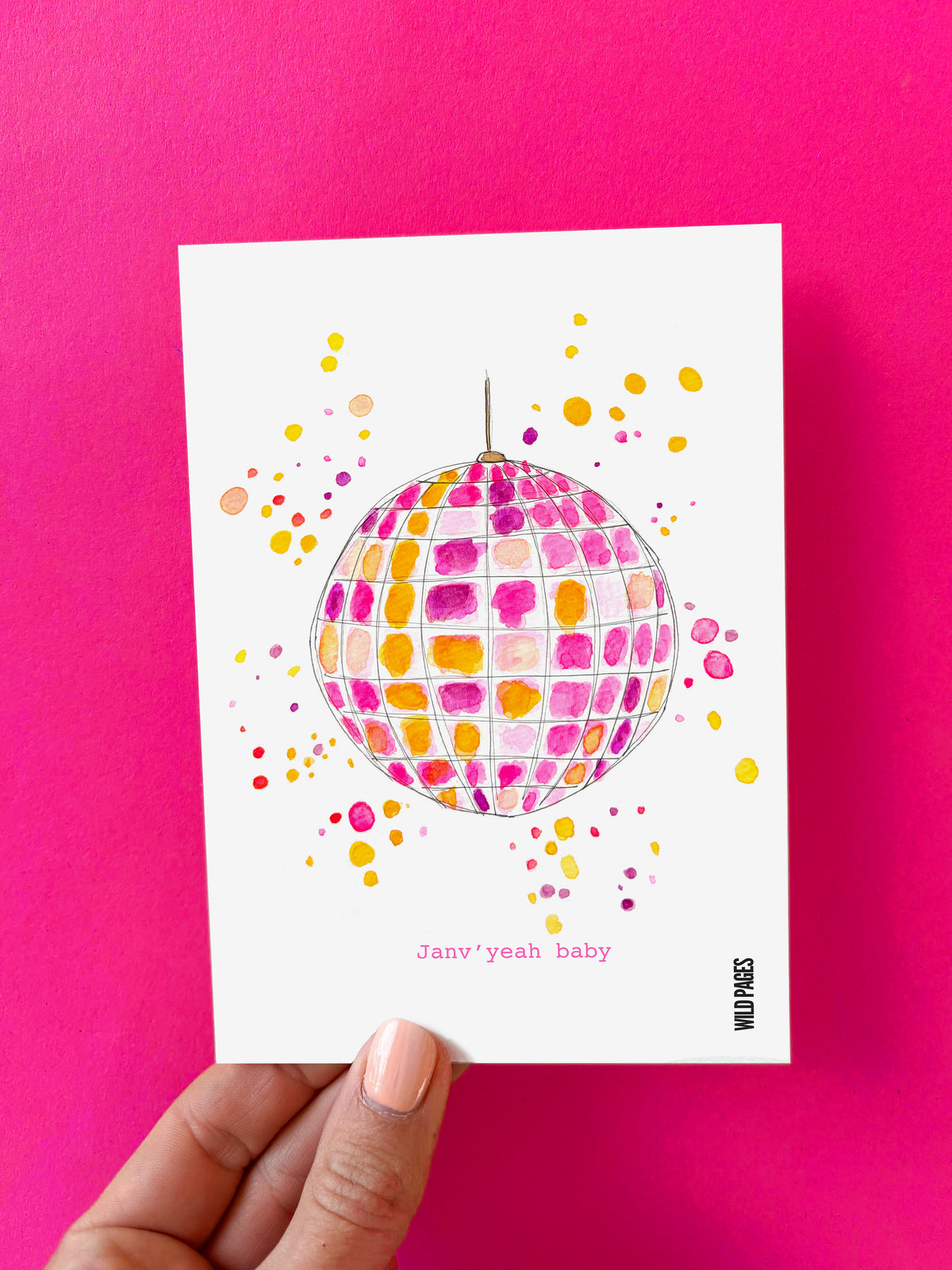 Illustration aquarelle d'une boule disco rose et or avec le texte « Janv'yeah baby », carte tenue devant un fond fuchsia.